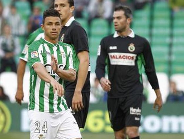 El Betis pierde una oportunidad para distanciarse del descenso y hundir al Racing de Santander (1-1). / Antonio Pizarro