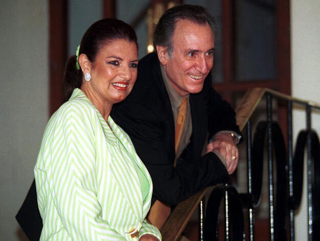 Manolo Escobar, con la tonadillera Ana del R&iacute;o en la promoci&oacute;n de su espect&aacute;culo De Puerto en Puerto en 2002.