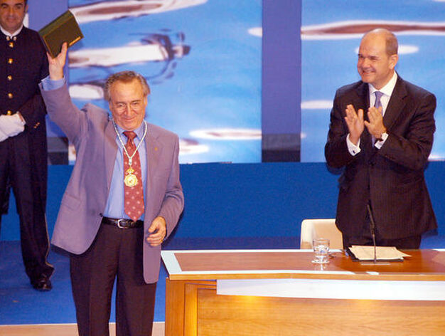 Manolo Escobar, recibiendo la Medalla de Andaluc&iacute;a el 28 de febrero de 2008 de manos del entonces presidente de la Junta Manuel Chaves.