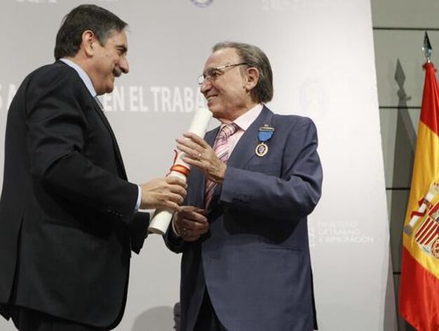 Escobar, recibiendo en 2011 la Medalla de Oro al M&eacute;rito en el Trabajo de manos del entonces ministro de Trabajo e Inmigraci&oacute;n, Valeriano G&oacute;mez.

Foto: Fernando Alvarado / Efe
