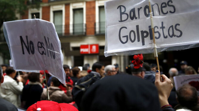 Militantes socialistas protestan ante Ferraz en contra de "facilitar el gobierno al PP"