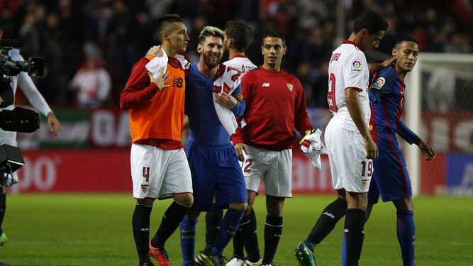 Kranevitter y Messi, amigos de la selección argentina, se saludan al término del último Sevilla-Barcelona.