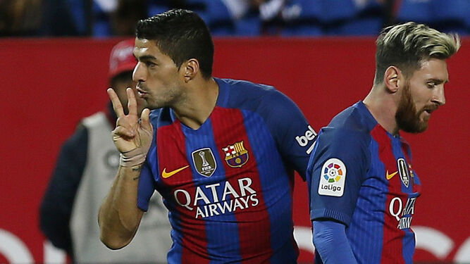 Suárez y Messi, en el partido del Sánchez Pizjuán.