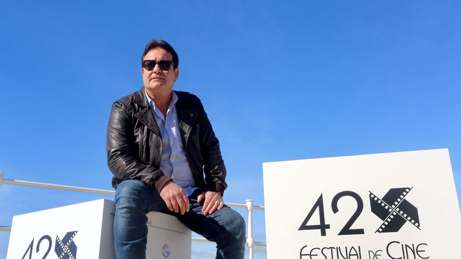 Jorge Perrugoría, ayer, durante una sesión de fotos en el Paseo de la Ría de la capital onubense.