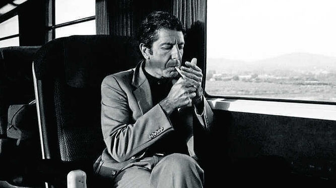 Leonard cohen, retratado durante un viaje en tren en los años 70.