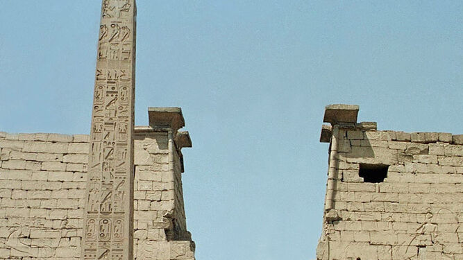 Turistas frente al templo de Karnak.