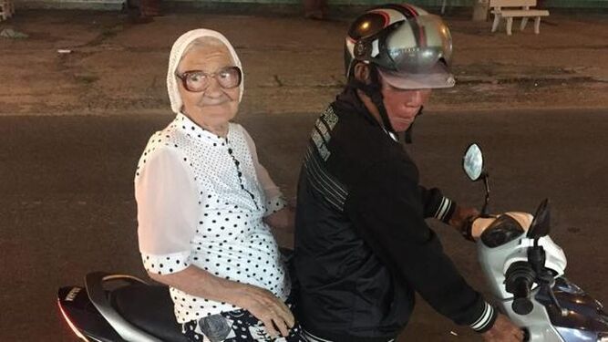 La abuela Lena dio un paseo en moto durante su viaje a Vietnam.
