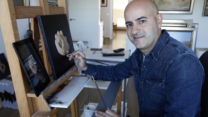 Antonio Cazorla retoca un lienzo con uno de sus motivos recurrentes, la caracola marina de su tierra.