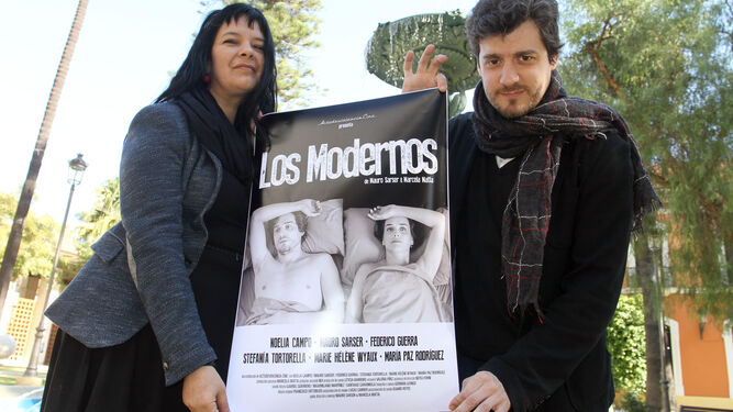 Marcela Matta y Mauro Sarser, ayer con el cartel de 'Los Modernos'.