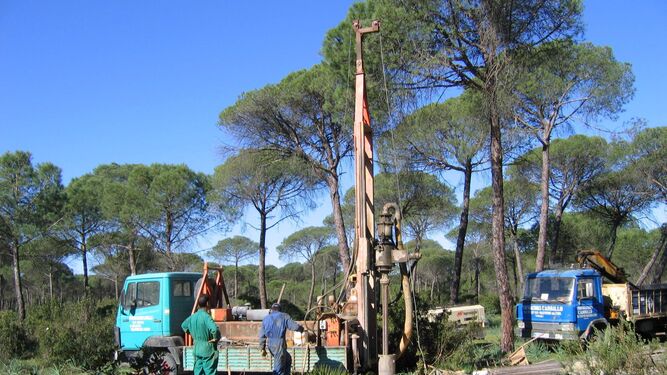 Perforación de un pozo de agua en el entorno de Doñana.
