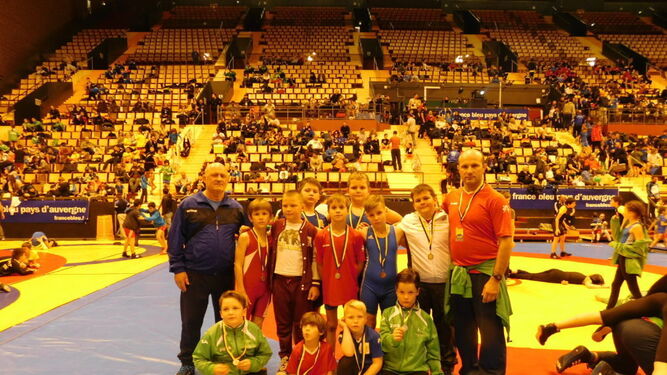 Los representantes de El Campeón posan con sus medallas en Francia.
