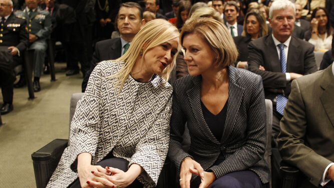 Cristina Cifuentes y María Dolores de Cospedal, ayer en Madrid, en la toma de posesión de los altos cargos de Interior.