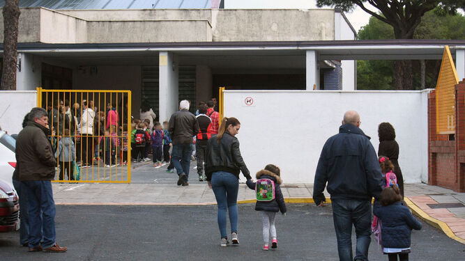 Entrada a la sección de Infantil del colegio de la barriada de Bellavista durante el comienzo de las clases en la mañana de ayer.
