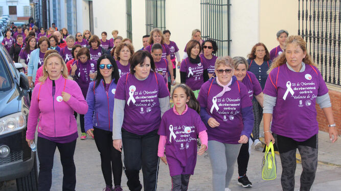 Mujeres, hombres y niñas participan en una marcha contra la violencia a la mujer organizada en Moguer.