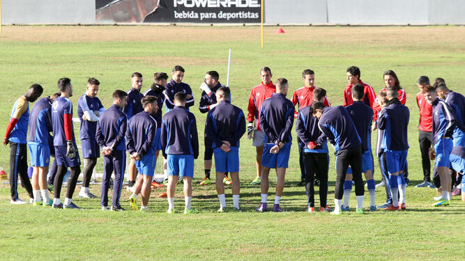 Juan Manuel Pavón se dirige a sus futbolistas antes de comenzar el entrenamiento de ayer en la Ciudad Deportiva Decano del Fútbol Español.