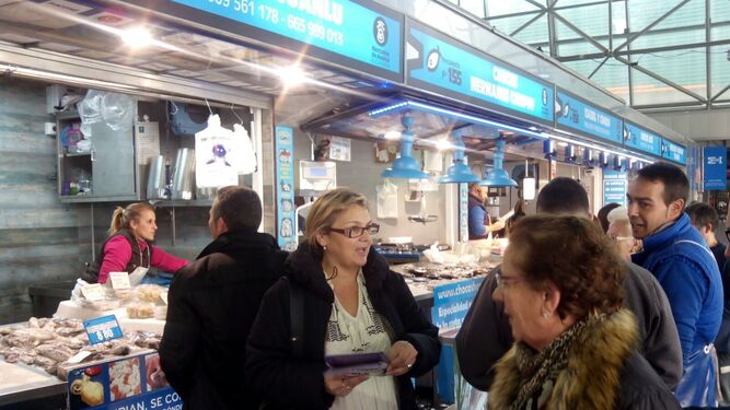 Paloma Hergueta se desplazó al Mercado del Carmen para repartir folletos informativos sobre la movilización prevista por una sanidad digna.