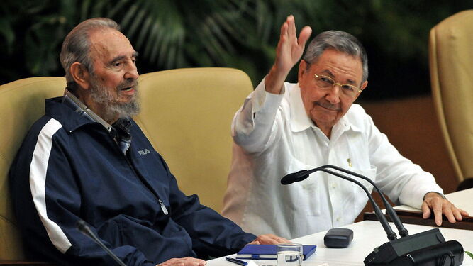 Fidel Castro y su hermano Raúl, en un acto del Partido Comunista Cubano celebrado en La Habana en 2011.