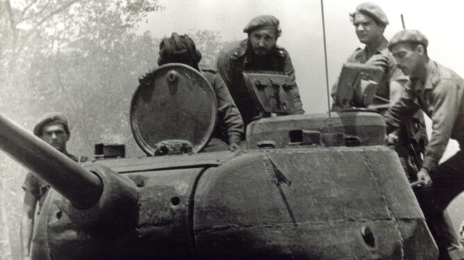 Fidel Castro, en el centro, sobre un tanque durante los combates en Bahía de Cochinos en abril de 1961.