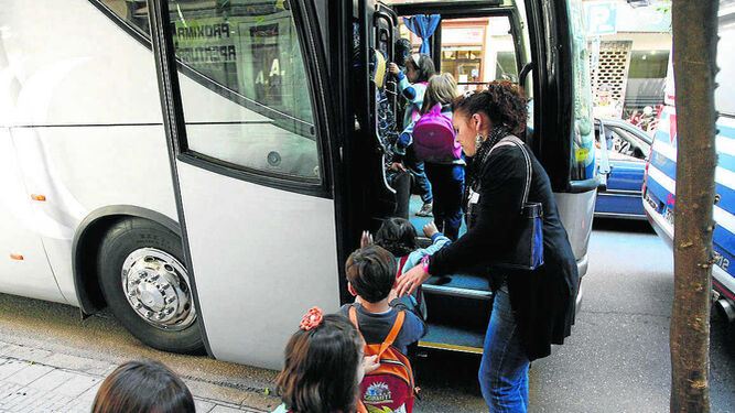 Un grupo de niños entra en el autobús escolar.