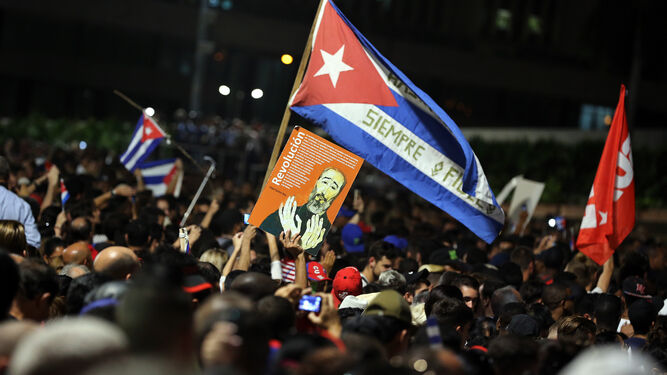 Banderas cubanas en la despedida