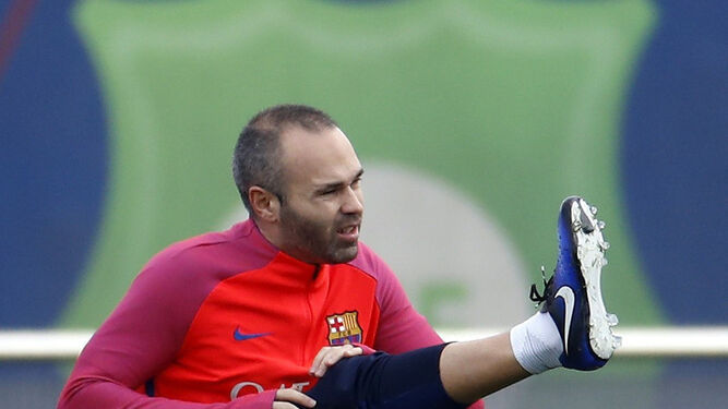 Iniesta, en un entrenamiento reciente con el Barcelona.