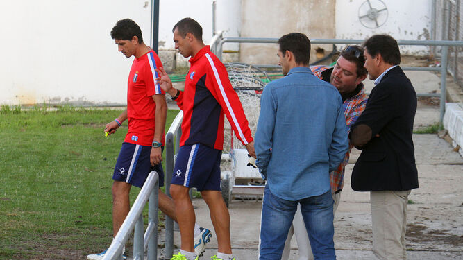 Manolo Toledano y Manolo Zambrano observan el primer entrenamiento de Pavón.