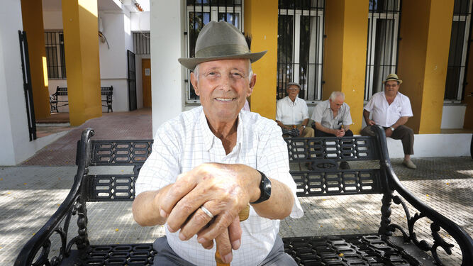 Un pensionista posa frente al Hogar del Jubilado de Nueva Jarilla.