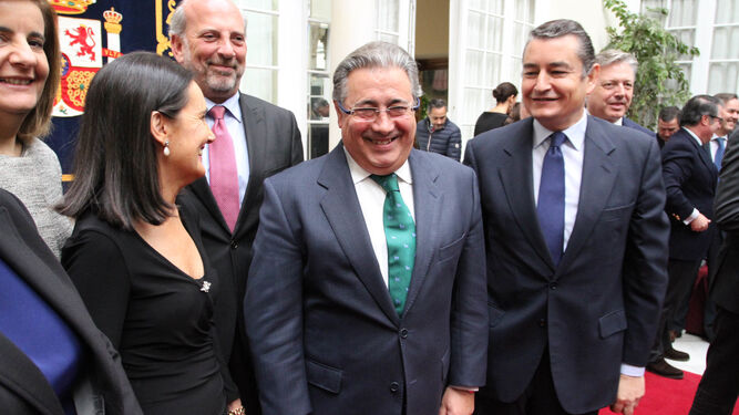 Juan Ignacio Zoido posa sonriendo junto con Fátima Báñez, Asunción Grávalos, Ricardo Gil-Toresano y Antonio Sanz.