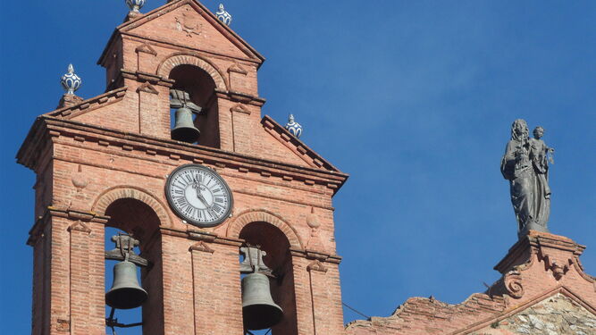 El reloj restaurado de la iglesia de El Carmen.