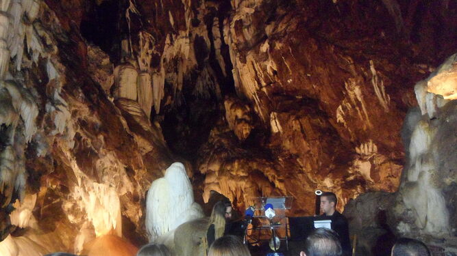 Visita en el interior de la gruta.