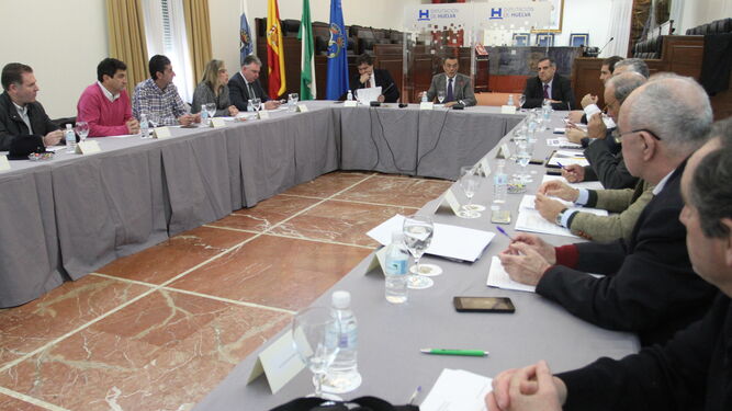 Un momento de la reunión de la Agrupación de Interés por las Infraestructuras celebrada en la Diputación.