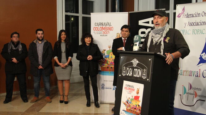 El pregonero Diego Arenas dirige unas palabras en el acto de presentación del Carnaval Colombino.