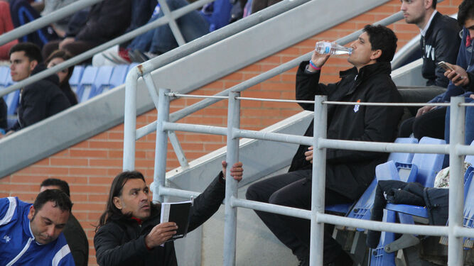 Pavón bebe agua durante el encuentro del pasado domingo ante el Marbella.