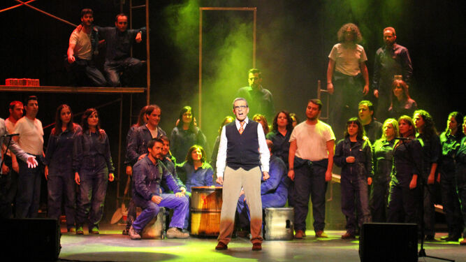 Uno de los números iniciales del musical, con uno de los solistas y miembros del coro llenando todo el escenario del Gran Teatro.
