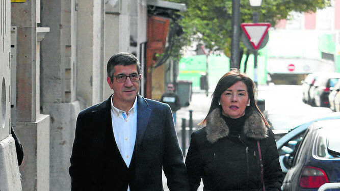 Patxi López y su esposa, Begoña Gil, el domingo antes de presentar su candidatura.