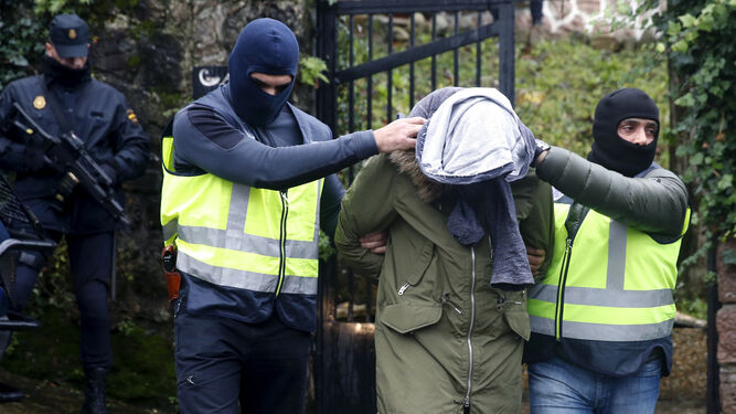Agentes trasladan al presunto terrorista marroquí detenido en San Sebastián.