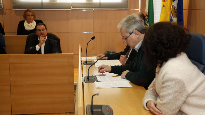 Toscano (PP) observa a Escalante (Sí se Puede) en el Pleno.