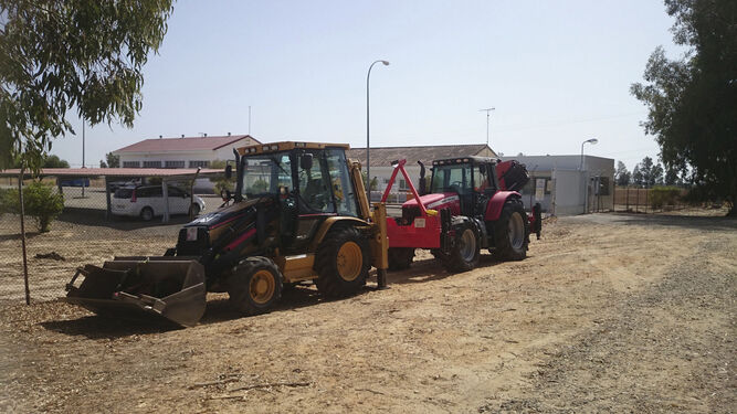 Dos excavadoras que se utilizan en los trabajos del proyecto Marismas Occidental de Gas Natural en Doñana.