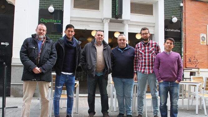 Fran Machado y José Luis Pena posan junto a Juan Carlos Ramírez, del restaurante Ciquitrake, y el resto de contertulios.