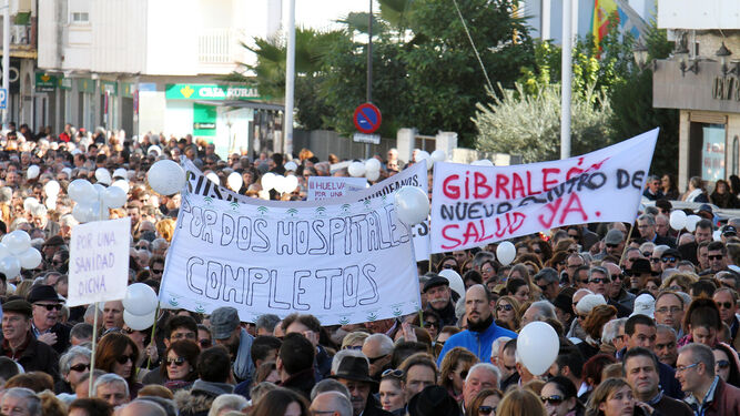 Pancartas entre la multitud que desfiló el pasado domingo por las calles de Huelva en la segunda manifestación ciudadana en defensa de la Sanidad.