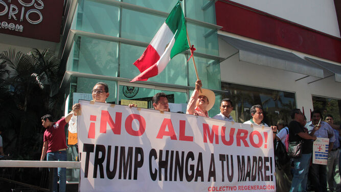 Manifestantes protestan durante la investidura de Trump en el puerto de Acapulco.