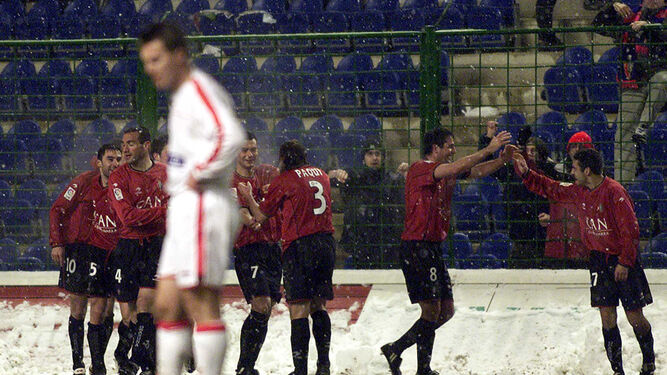 Copa del Rey 2003. Jugadores rojillos celebran bajo la nevada el 2-1 en la prórroga mientras Antoñito lo lamenta.