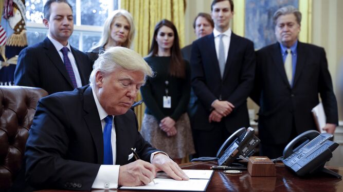 Trump, durante la firma de dos órdenes ejecutivas para resucitar los oleoductos Keystone XL y Dakota Access.