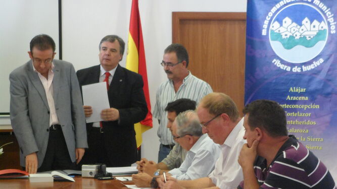 Una reunión de la Mancomunidad Ribera de Huelva presidida por el alcalde de Aracena.