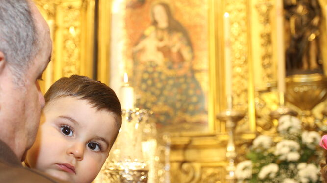 Las familias onubenses inmortalizaron el momento de la presentación de los niños a la Patrona de Huelva, la Virgen de la Cinta. El altar como fondo puso el marco a un momento que guardarán en la memoria para siempre.