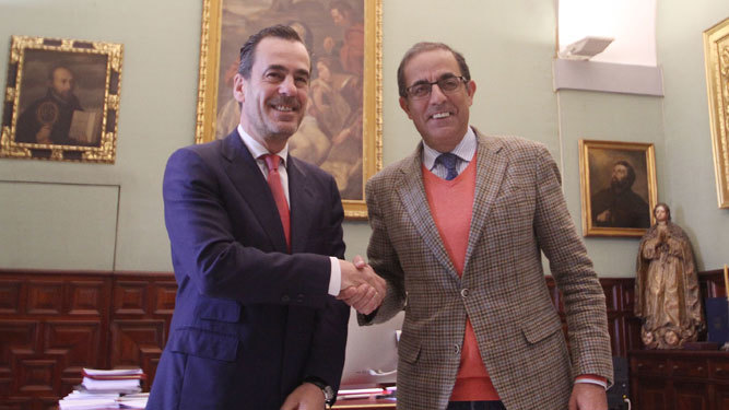 El presidente de Altadis, Juan Arrizabalaga, y el rector, Miguel Ángel  Castro, celebran la firma del convenio.