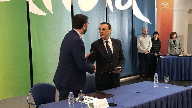 Francisco Javier Fernández e Ignacio Caraballo se estrechan la mano tras la firma del convenio de colaboración.