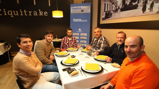Los asistentes a La Tertulia Deportiva de 'Huelva Información' disfrutaron de la buena mesa de Ciquitrake.