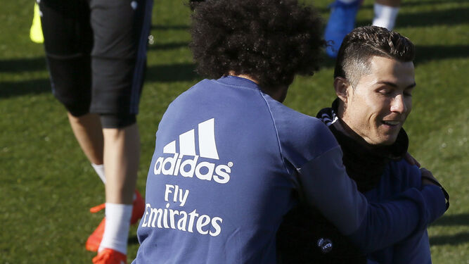 Marcelo bromea con Cristiano en el entrenamiento de ayer en Valdebebas.
