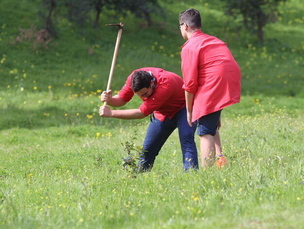 Scouts replantando arboles en el Parque Moret de Huelva